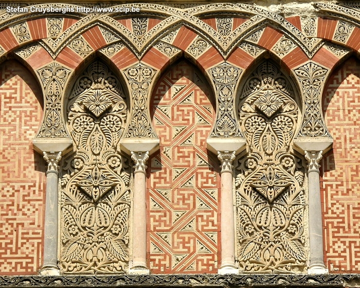 Cordoba - Mezquita De vervlochten Byzantijnse bogen boven de poorten van de Mezquita. Stefan Cruysberghs